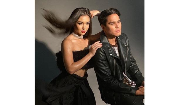 7 Gaya Pemotretan Angela Gilsha dan Mischa Chandrawinata, Curi Perhatian