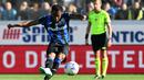 Striker Atalanta, Ademola Lookman melakukan eksekusi penalti ke gawang Inter Milan dalam laga Liga italia 2022/2023 di Atleti Azzurri d'Italia Stadium, Bergamo (13/11/2022). Everton dan RB Leipzig menjadi dua klub yang pernah menyia-nyiakan Ademola Lookman yang sejak awal musim 2022/2023 menjadi andalan di lini serang Atalanta. (AFP/Isabella Bonotto)