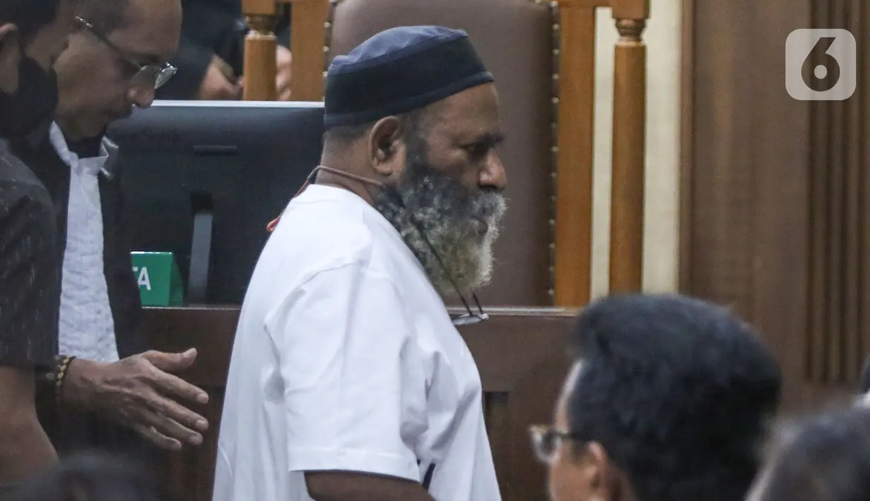 Gubernur nonaktif Papua Lukas Enembe dalam sidang tuntutan terkait kasus suap dan gratifikasi di Pengadilan Tindak Pidana Korupsi (Tipikor) Jakarta Pusat, Rabu (13/9/2023). (Liputan6.com/Angga Yuniar)