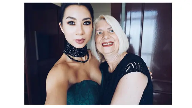 Jarang Tersorot, Ini 6 Potret Keseruan Jennifer Bachdim dan Ibundanya