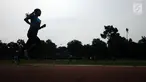 Atlet lari jarak jauh putri, Triyaningsih saat berlatih di GOR Ragunan, Jakarta, Kamis (20/7). Triyaningsih terus mematangkan persiapan jelang turun pada nomor lari jarak 5000 meter dan 10.000 meter SEA Games 2017. (Liputan6.com/Helmi Fithriansyah)