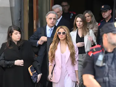 Penyanyi Kolombia Shakira (tengah) meninggalkan Pengadilan Tinggi Catalonia setelah menghadiri persidangannya tentang penipuan pajak di Barcelona, Senin (20/11/2023). (Josep LAGO / AFP)