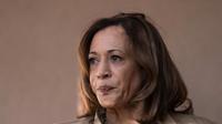 Kamala Harris kunjungi wilayah perbatasan antara Amerika Serikat dan Meksiko memakai kalung mahal. (dok. Rebecca NOBLE / AFP)