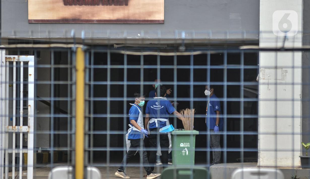 Petugas kebersihan saat bekerja di RSDC Wisma Atlet Kemayoran, Jakarta, Kamis (16/12/2021). Temuan kasus Covid-19 varian Omicron dari pekerja kebersihan berdasarkan hasil pemeriksaan Balitbangkes dan diuji genome. (merdeka.com/Iqbal S. Nugroho)