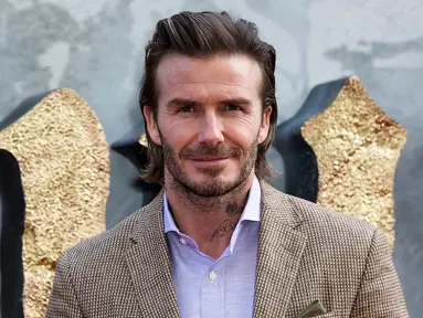 Aktor David Beckham berpose saat tiba menghadiri pemutaran perdana film 'King Arthur The Legend Of The Sword' ', di London, Inggris (10/5). Mantan pesekbola ini tampil keren dengan busana dan sepatu serba coklat. (Photo by Grant Pollard/Invision/AP)