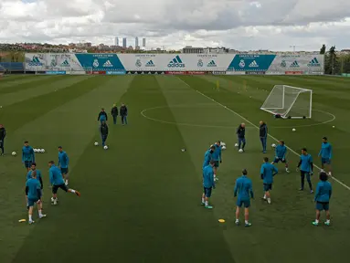 Para pemain Real Madrid berlatih selama sesi latihan di lapangan latihan Valdebebas di Madrid, (30/4). Madrid akan memainkan pertandingan sepak bola leg kedua semi final Liga Champions melawan Bayern Munich. (AP Photo/Francisco Seco)