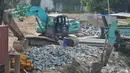 Pembangunan ini sempat tersendat beberapa waktu lalu, kini proses pemasangan turap di Kali Ciliwung mulai dilakukan kembali dan hampir selesai, Jakarta, Kamis (4/9/2014) (Liputan6.com/Johan Tallo)