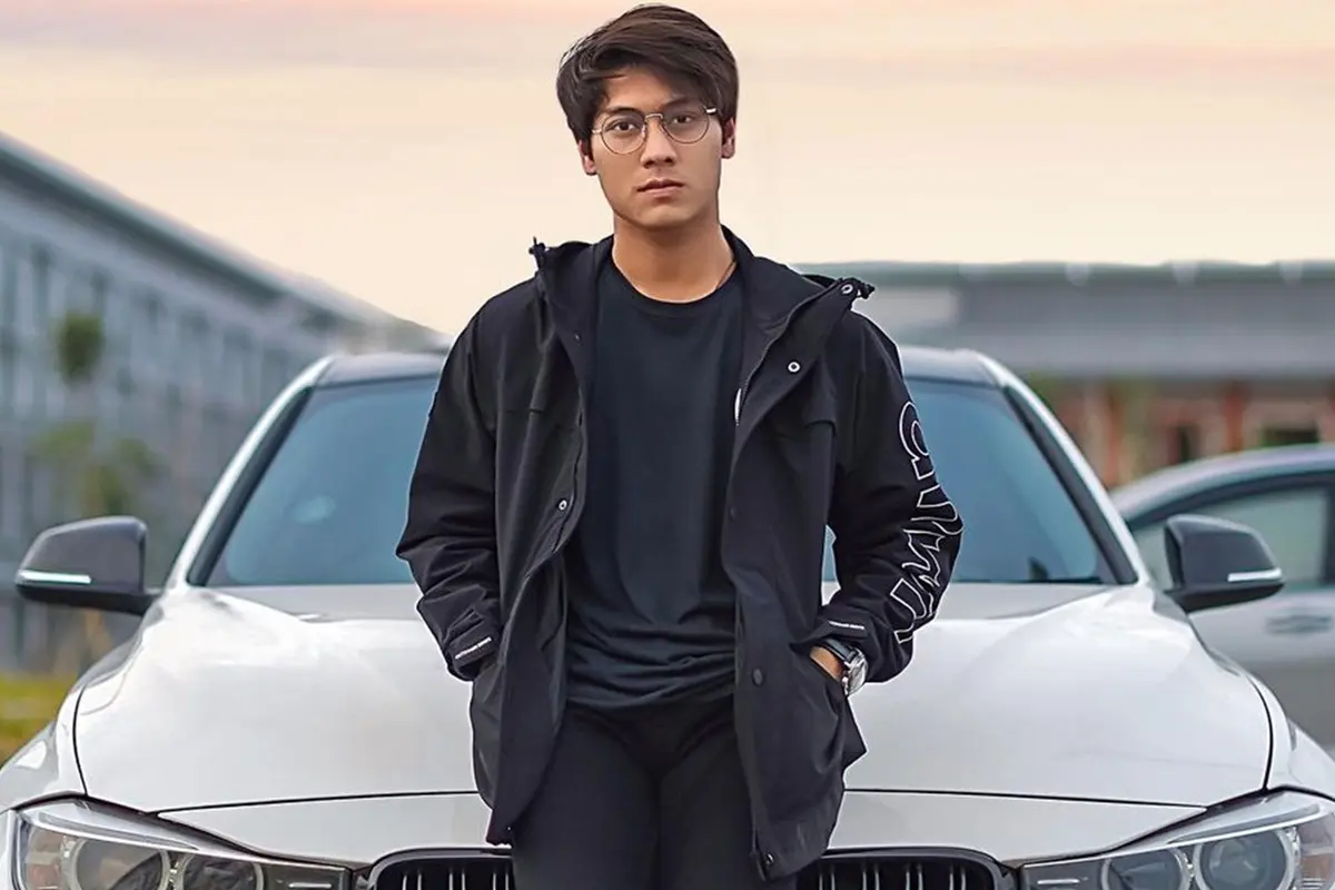 Gaya Keren Rizky Billar Berfoto di Depan Mobil, Tengah Jadi Sorotan