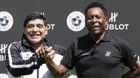 Selama ini Maradona dan Pele memang dikenal tidak akur dan sering saling serang dengan kata-kata pedas terutama terkait persaingan antara Argentina dan Brasil di kancah sepak bola dunia. (AFP/Patrick Kovarik)