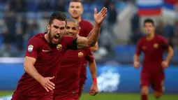 Pemain AS Roma, Kevin Strootman (kiri) merayakan golnya ke gawang Lazio pada laga Derby della Capitale di Olympic Stadium, Roma, Italia, (4/12/2016).  (Reuters/Alessandro Bianchi)