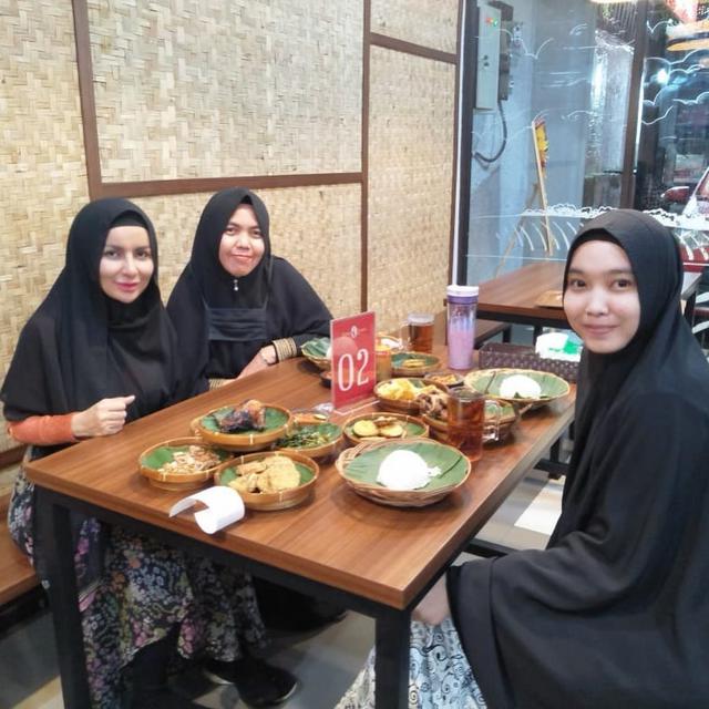 Mantap Berhijrah, Ini 5 Potret Five Vi Rachmawati saat Pakai Hijab Syari