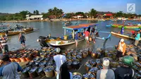 Para nelayan sibuk menurunkan ikan hasil tangkapannya di Tempat Pelelangan Ikan (TPI) Palangpang, Ciletuh, Sukabumi, Jawa Barat, (23/9). TPI Palangpang menjadi salah satu sentra pasar ikan laut di kawasan Sukabumi Selatan. (Merdeka.com/Arie Basuki)