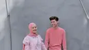 Atau bisa juga tiru gaya casual ala Dinda Hauw dengan menggunakan blouse dan pashmina pink serta celana kulot jeans. (Instagram/rey_mbayang).