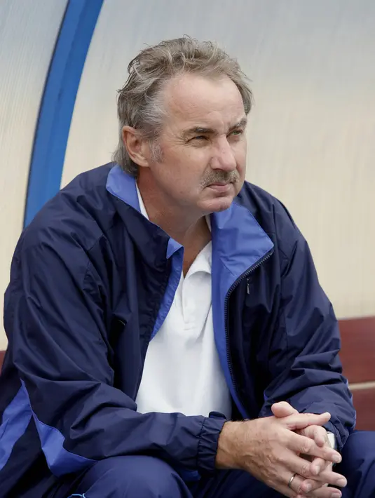 Pelatih Timnas Vietnam Alfred Riedl terlihat pada pertandingan kualifikasi tim melawan Afghanistan di Nam Dinh, Vietnam, 14 Februari 2007. Alfred Riedl tutup usia pada Selasa (8/9/2020) dini hari waktu Austria. (AFP PHOTO/HOANG DINH Nam)