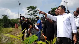 Menpora Imam Nahrawi saat meninjau lokasi Pusat Pendidikan, Pelatihan dan Sekolah Olahraga Nasional di Hambalang, Bogor, Selasa (15/3/2016). Menpora akan mengkaji kemungkinan kelanjutan pembangunan P3SON. (Liputan6.com/Helmi Fithriansyah)