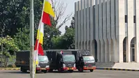 Sehari setelah Airlangga Hartarto melepas jabatannya sebagai Ketua Umum Partai Golkar, suasana di markas partai di Jalan Anggrek Neli, Jakarta Barat, saat dijaga brimob. (Tim Merdeka).