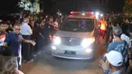 Mobil ambulans yang membawa jenazah penyanyi Mike Mohede tiba di rumah duka kawasan Bintaro, Tangerang Selatan, Minggu (31/7). Mike Mohede dinyatakan meninggal sekitar pukul 18:02 WIB lantaran terkena serangan jantung. (Liputan6.com/Angga Yuniar)