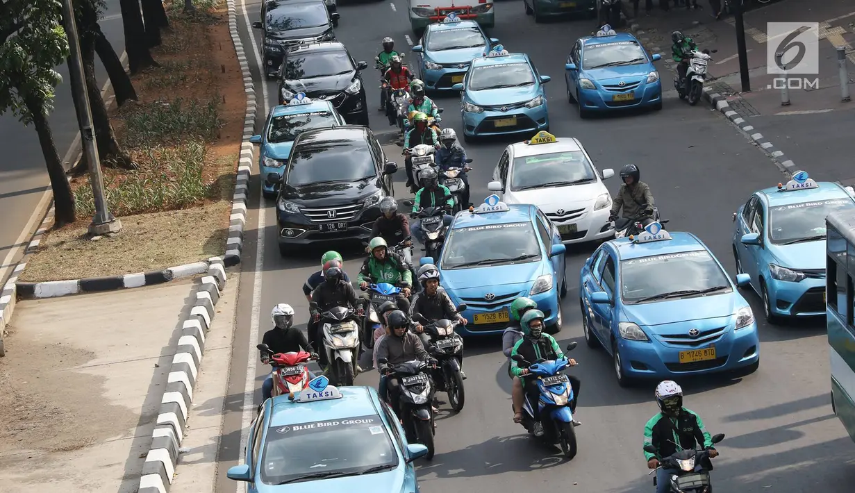 Suasana arus lali lintas Jalan Sudirman di kawasan Senayan, Jakarta. Senin (7/8). Kepala Dishub DKI Jakarta Andri Yansyah, mengatakan rencana perluasan rute larangan sepeda motor akan diterapkan pada 2017. (Liputan6.com/Immanuel Antonius)