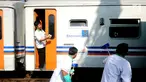 Sejumlah anggota komunitas pecinta kereta api melakukan bersih bersih gerbong di Stasiun Senen, Jakarta, Jumat (9/6). PT KAI melakukan perawatan gerbong kereta api yang akan digunakan untuk mudik Lebaran 1438 H. (Liputan6.com/Helmi Fithriansyah)