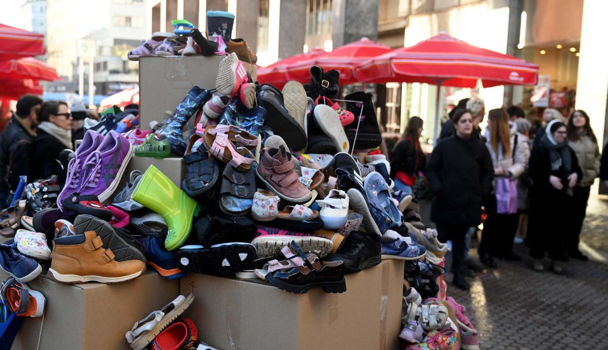 Para aktivis meletakkan sepatu sebagai simbol penderitaan anak-anak di Jalur Gaza. (DENIS LOVROVIC/AFP)