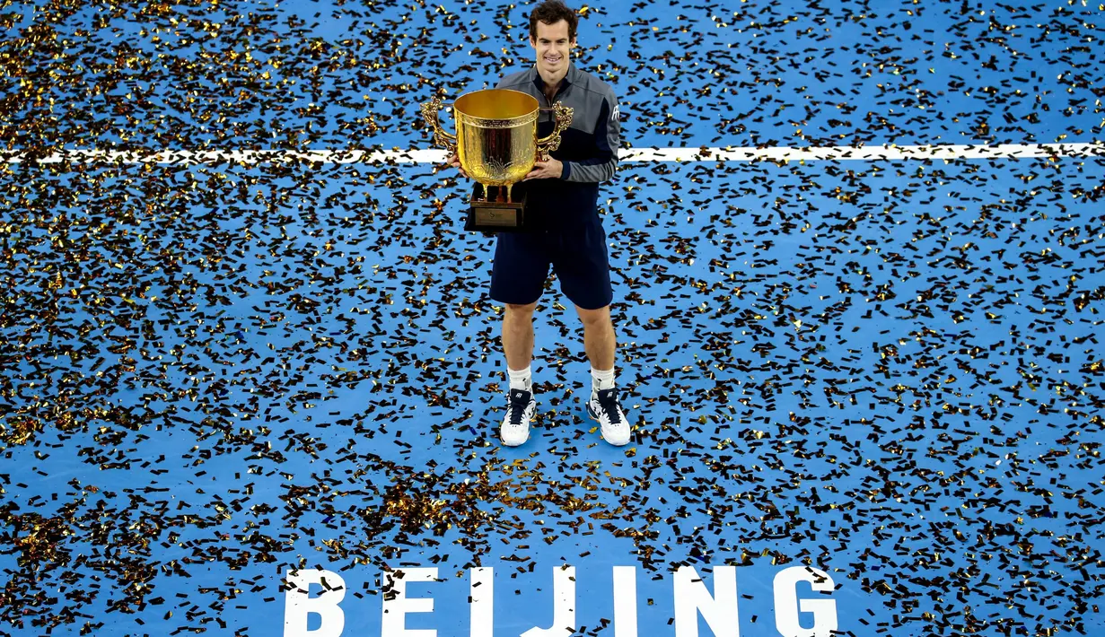 Petenis Inggris Raya, Andy Murray mengangkat trofi sebagai juara turnamen China Open setelah mengalahkan petenis Bulgaria Grigor Dimitrov, di Beijing, Minggu (9/10). Ini adalah gelar ke-40 Murray dalam karirnya di tenis profesional. (REUTERS/Stringer)