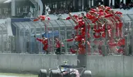 Momen Lewis Hamilton memenangkan balapan F1 GP Catalunya 2026. Ini merupakan kemenangan perdana pembalap asal Inggris itu bareng Scuderia Ferrari. (Lluis GENE / AFP)