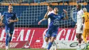 Troyes sebagai tim promosi tampil mengejutkan di awal laga dengan unggul cepat di menit ke-9. Bek Oualid El Hajjam mampu memanfaatkan umpan sepak pojok Dylan Chambost melalui tandukan kepala. Troyes 1, PSG 0. (Foto: AFP/Francois Nascimbeni)