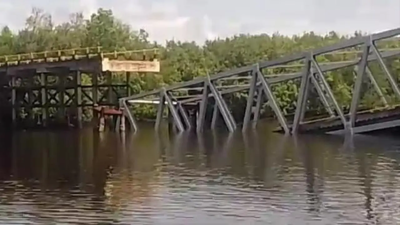 Jembatan roboh di Kepulauan Meranti, tepatnya di Selat Akar karena tiang besi dan penyanggah keropos.