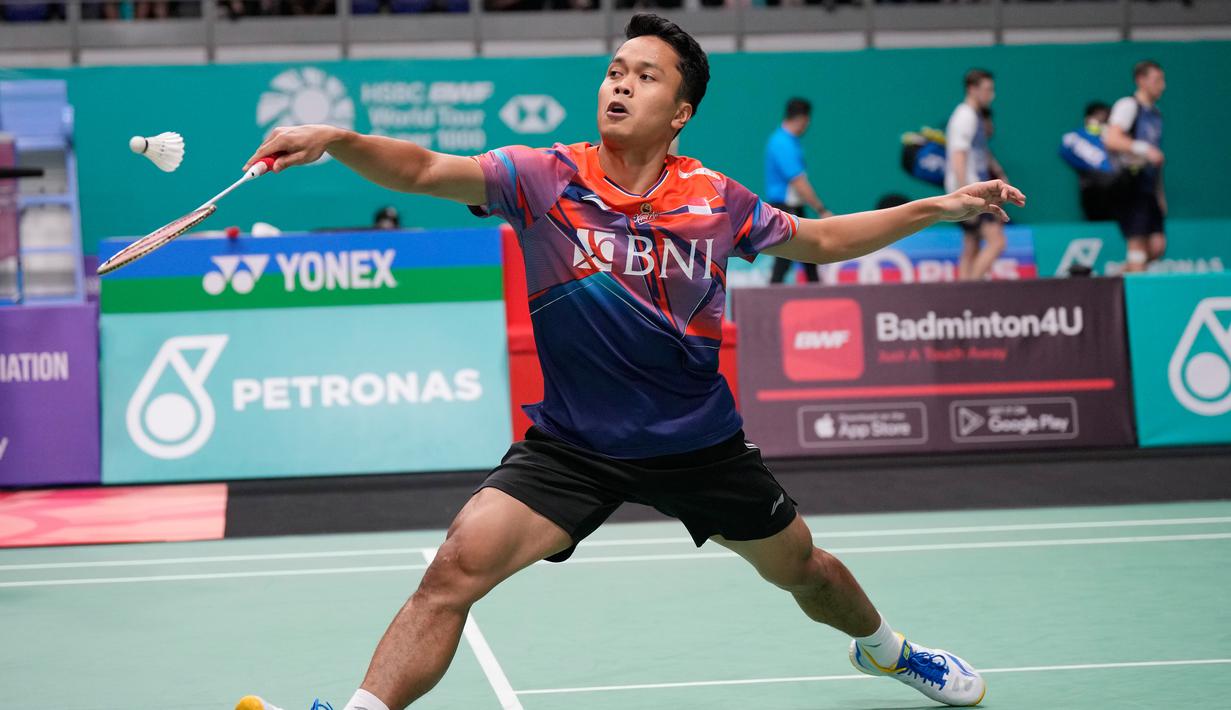 Anthony Sinisuka Ginting saat melawan Anders Antonsen pada pertandingan tunggal putra turnamen bulu tangkis Malaysia Open 2023 di Bukit Jalil Axiata Arena, Kuala Lumpur, Malaysia, Kamis (12/1/2023). Anthony Sinisuka Ginting mengalahkan Anders Antonsen dengan skor 21-14, 17-21, dan 21-17. (AP Photo/Vincent Thian)