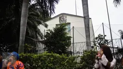 Suasana tampak depan eks Kedubes Inggris di Jakarta, Minggu (25/12). Pelaksana Tugas (Plt) Gubenur DKI Jakarta Sumarsono menegaskan status kejelasan tanah eks Kedutaan Besar (Kedubes) Inggris adalah milik pemerintah pusat. (Liputan6.com/Faizal Fanani)