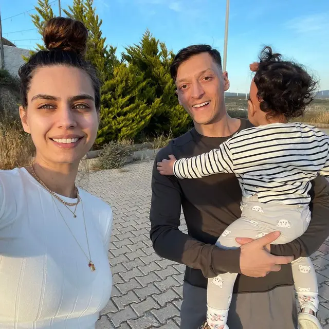 6 Potret Mesut Ozil Bareng Keluarga, Calon Pemain RANS Cilegon FC (sumber: IG/m10_official)