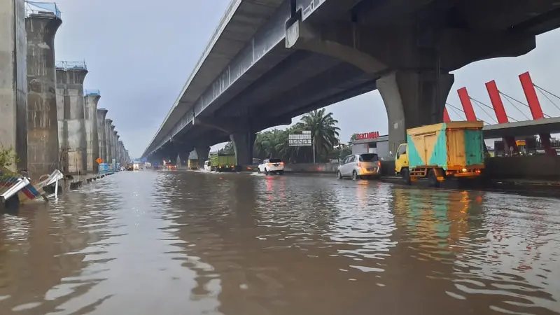 Tol Jakarta-Cikampek arah Cawang terendam banjir