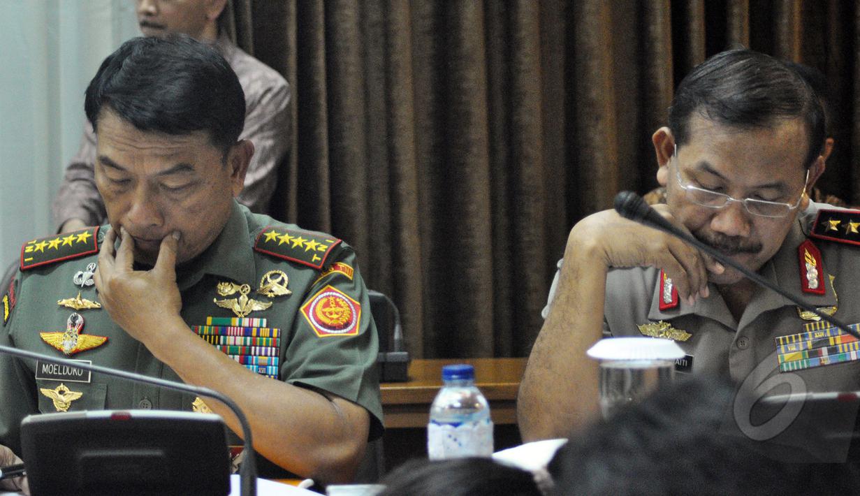Jenderal TNI Moeldoko (kiri) dan Wakapolri Komjen Badrotin Haiti saat menghadiri rapat terbatas di Kantor Presiden, Komplek Istana Kepresidenan, Jakarta, Rabu (18/3/2015).(Liputan6.com/Faizal Fanani)