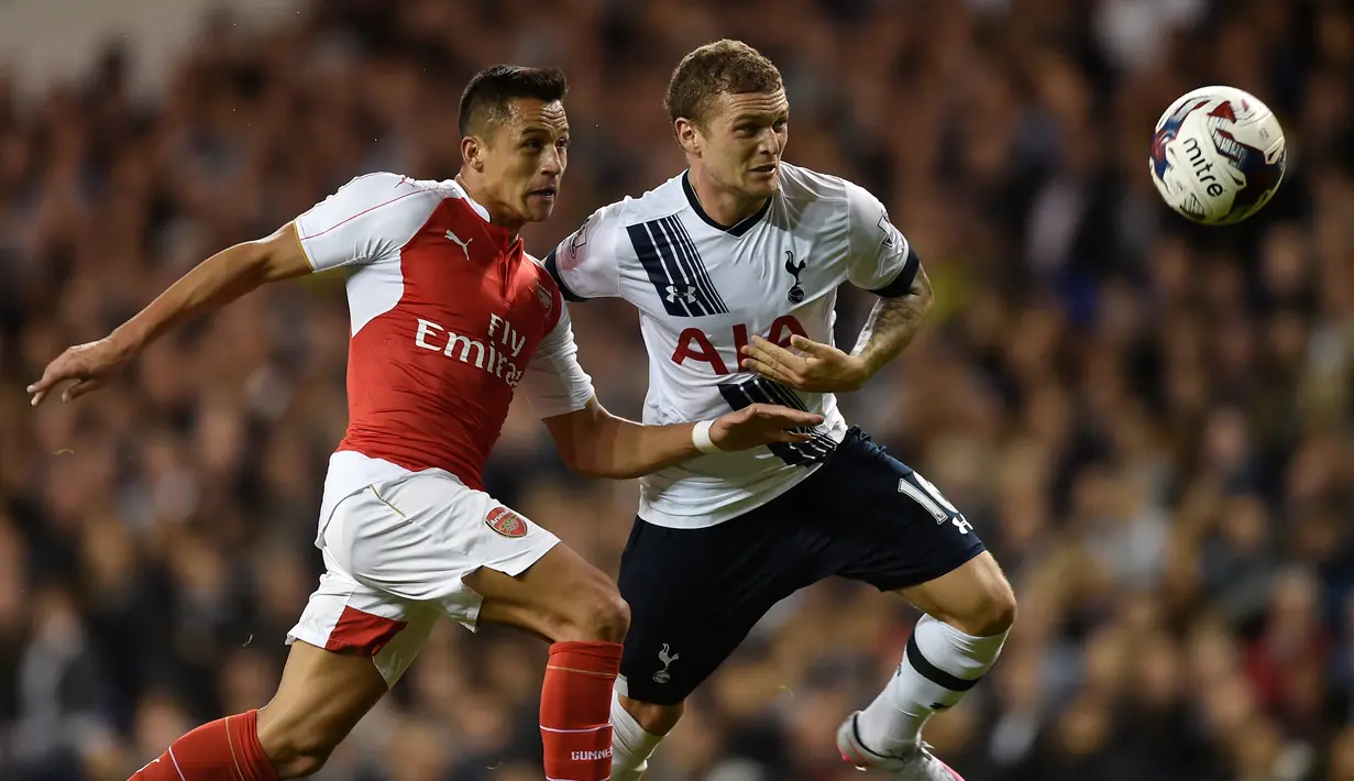 Pemain Arsenal, Alexis Sanchez (kiri), berebut bola dengan pemain Spurs, Kieran Trippier dalam laga putaran ketiga Piala Liga Inggris di Stadion White Hart Lane, Inggris, Kamis (24/9/2015) dini hari WIB. (Reuters/Toby Melville)