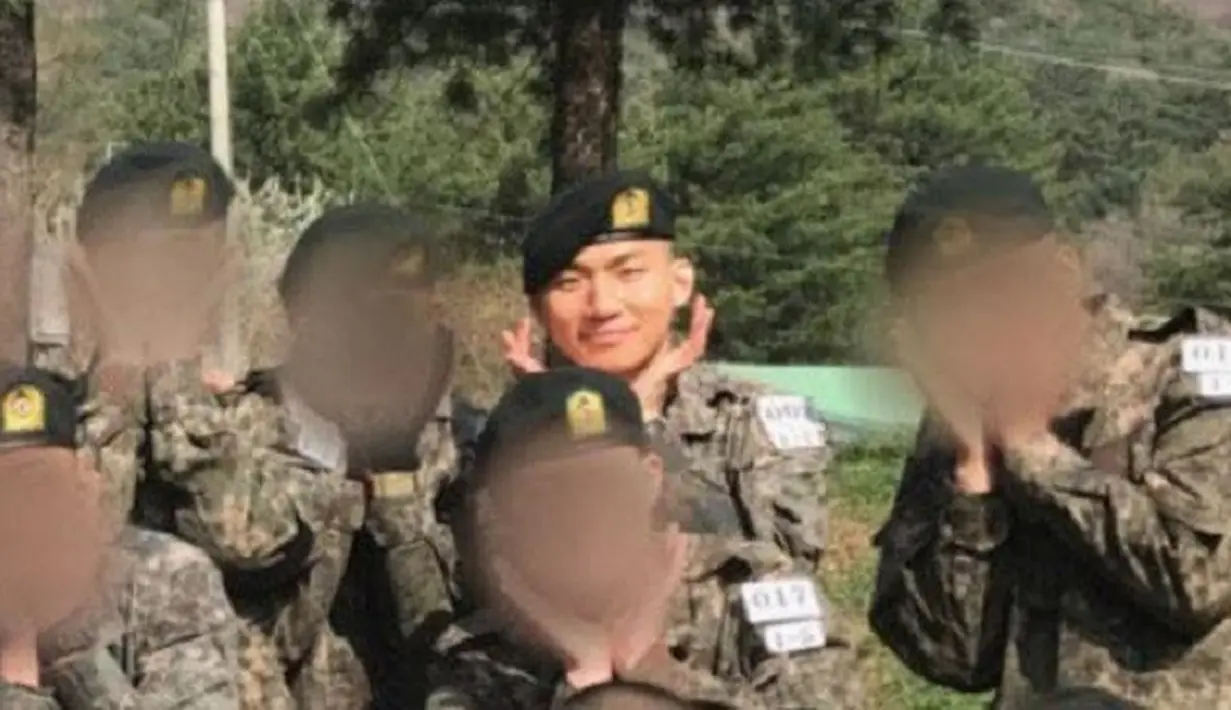 Lihat betapa imutnya saat Daesung BigBang berpose dengan teman-temannya. Ia terlihat menaruh kedua tangannya di sekitar dagunya. (Foto: soompi.com)