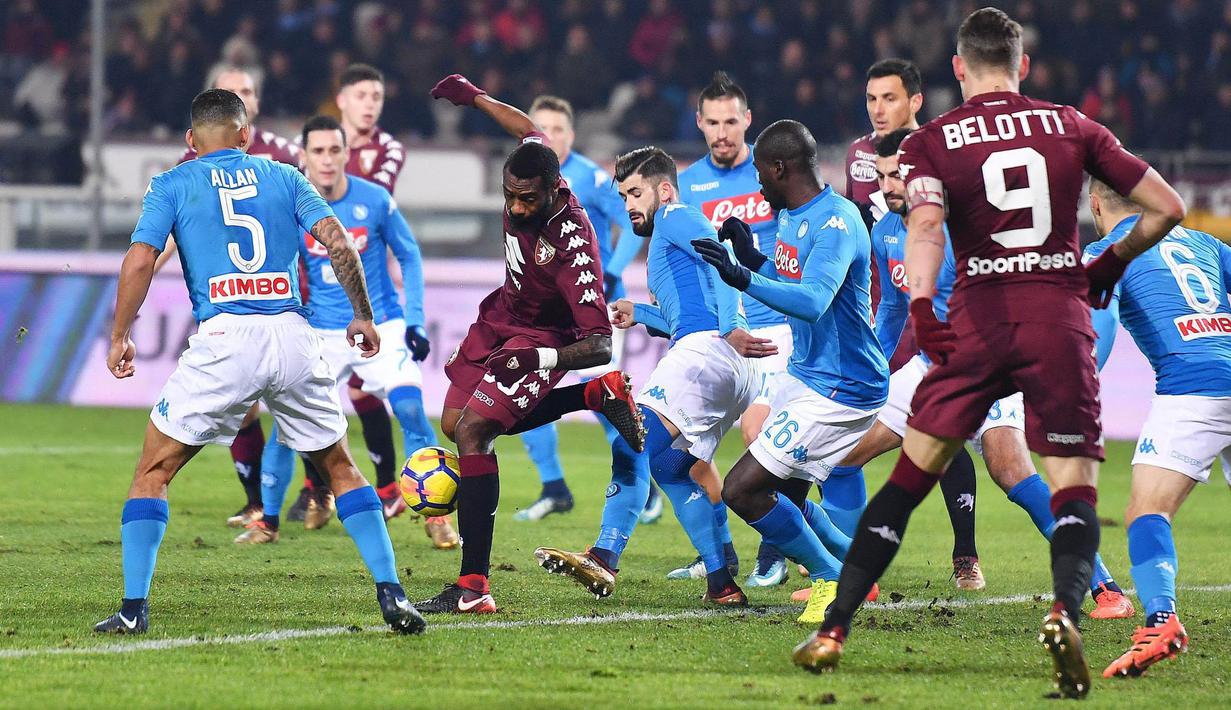 Pemain Napoli berusaha menghadang bek Torino, Nicolas Nkoulou, pada laga Serie A di Stadion Olimpico Grande Torino, Sabtu (16/12/2017). Napoli menang 3-1 atas Torino. (AP/Alessandro Di Marco)