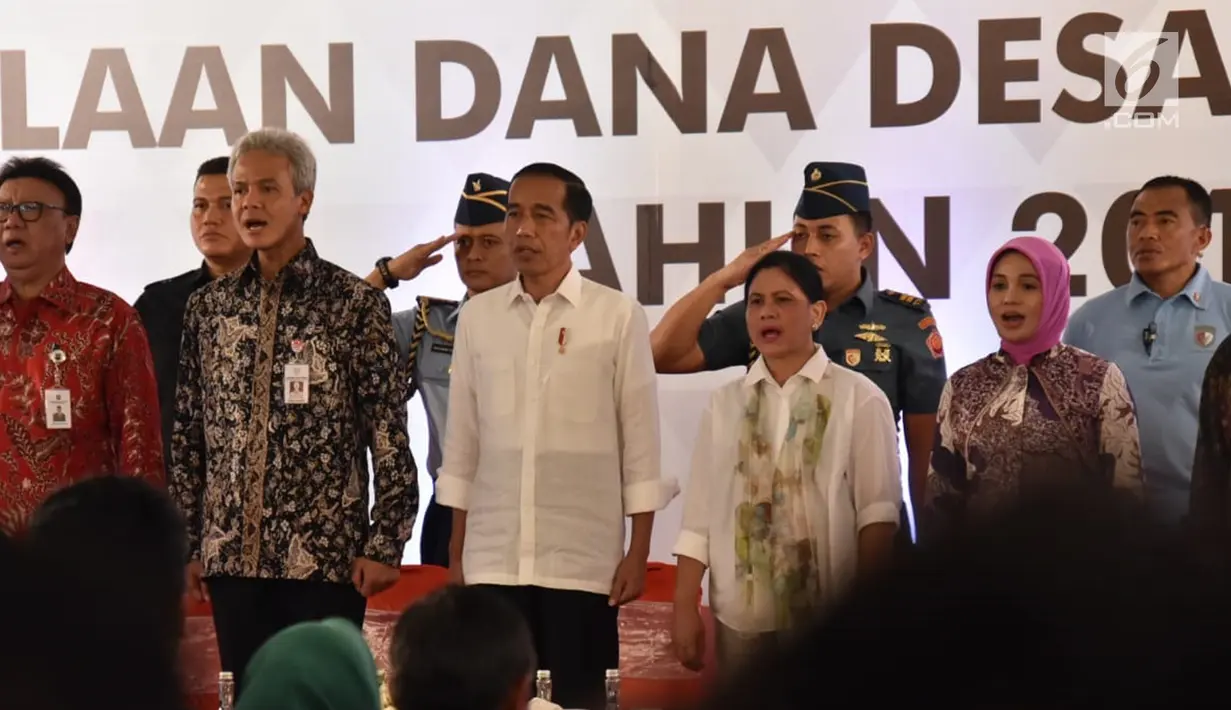 Presiden Joko Widodo (tengah) didampingi Menteri Dalam Negeri Tjahjo Kumolo (kiri) dan Gubernur Jawa Tengah Ganjar Pranowo (dua kiri) dalam Sarasehan Pengelolaan Dana Desa se-Jawa Tengah Tahun 2019 di Semarang, Kamis (22/11). (Liputan6.com/Gholib)