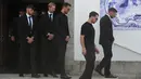 Para pemain tim Liverpool melangkah keluar dari gereja setelah upacara pemakaman penyerang Liverpool asal Portugal, Diogo Jota, dan saudaranya, Andre Silva, di Gereja Induk Gondomar, di pinggiran Porto, pada 5 Juli 2025. (MIGUEL RIOPA/AFP)