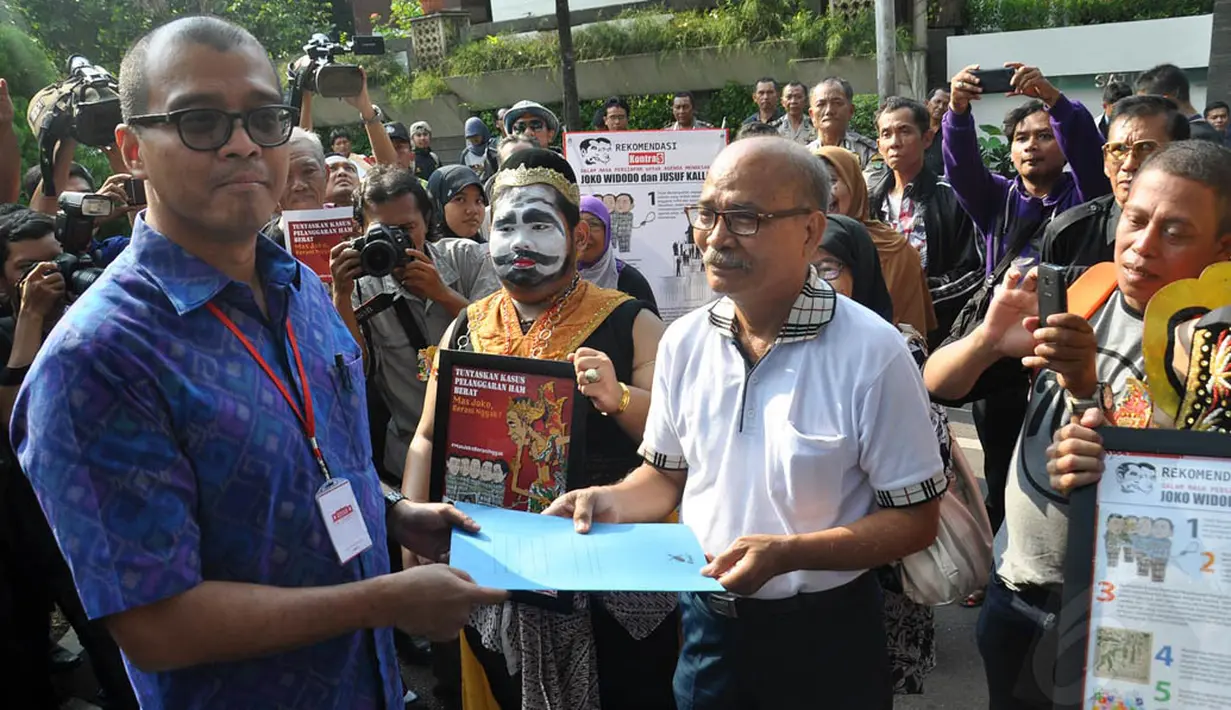 Mereka menyerahkan selembar kertas yang berisi permintaan para korban pelanggaran HAM terhadap pemerintahan Jokowi-JK yang diterima Deputi Kantor Transisi Andi Widjajanto, (28/4/14). (Liputan6.com/Miftahul Hayat)