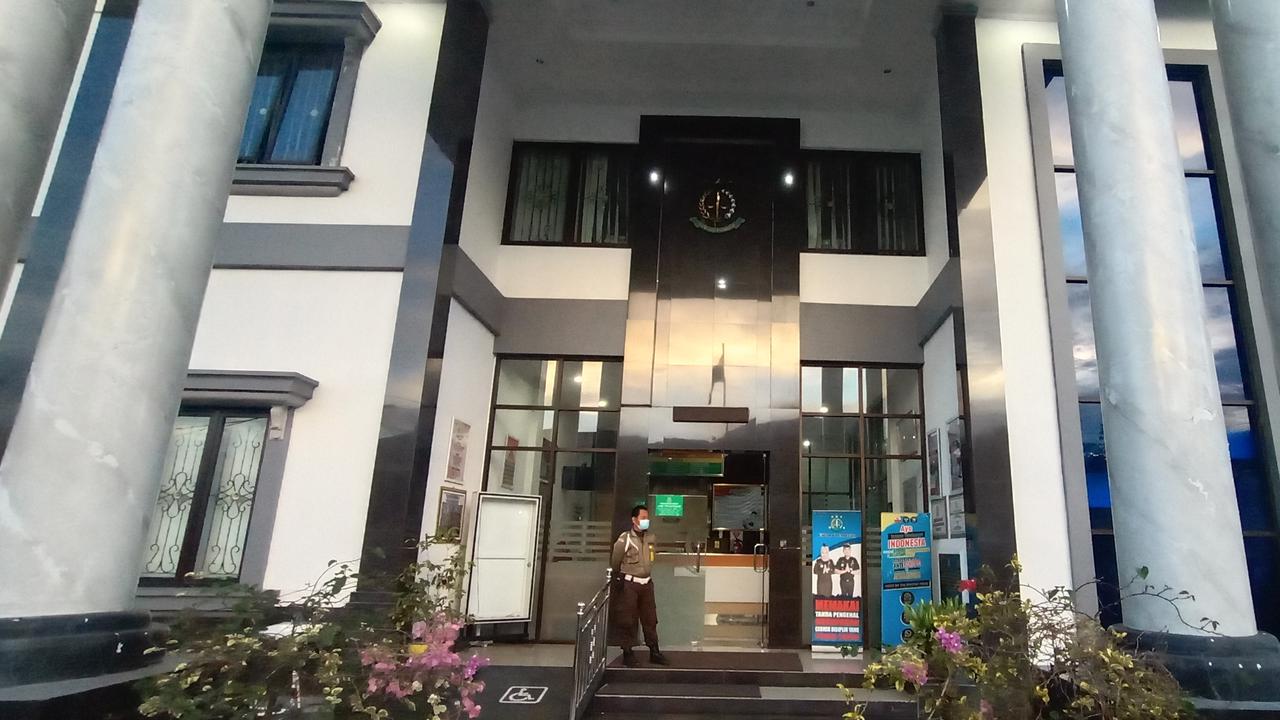 Polisi menangkap dan mengamankan 16 anggota aliran Hakekok Balakutak, Pandeglang, demi menghindari kericuhan. (Foto: Liputan6.com/Yandhi Deslatama)