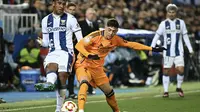 Gelandang Leganes asal Peru Renato Tapia (kiri) menendang bola melewati gelandang Real Madrid asal Uruguay Federico Valverde selama pertandingan leg pertama perempat final Copa del Rey (Piala Raja) antara Club Deportivo Leganes SAD dan Real Madrid CF di Stadion Kota Butarque di Leganes pada 5 Februari 2025.JAVIER SORIANO / AFP
