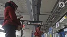 Calon penumpang mengenakan masker saat menunggu  datangnya kereta di Stasiun MRT Lebak Bulus, Jakarta, Senin (6/4/2020). PT MRT Jakarta tak akan menerima penumpang tanpa menggunakan masker seusai seruan Gubernur DKI Anies Baswedan untuk mencegah penyebaran virus Corona (Liputan6.com/Herman Zakharia)