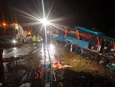 Sebuah bus ditarik keluar setelah terlibat kecelakaan dengan truk di Nitranske Hrnciarovce, Slovakia, Rabu (13/11/2019). Para pejabat mengatakan kecelakaan tersebut menewaskan 12 orang dan melukai 20 lainnya. (HaZZ-Presidium of Fire and Rescue Corps via AP)