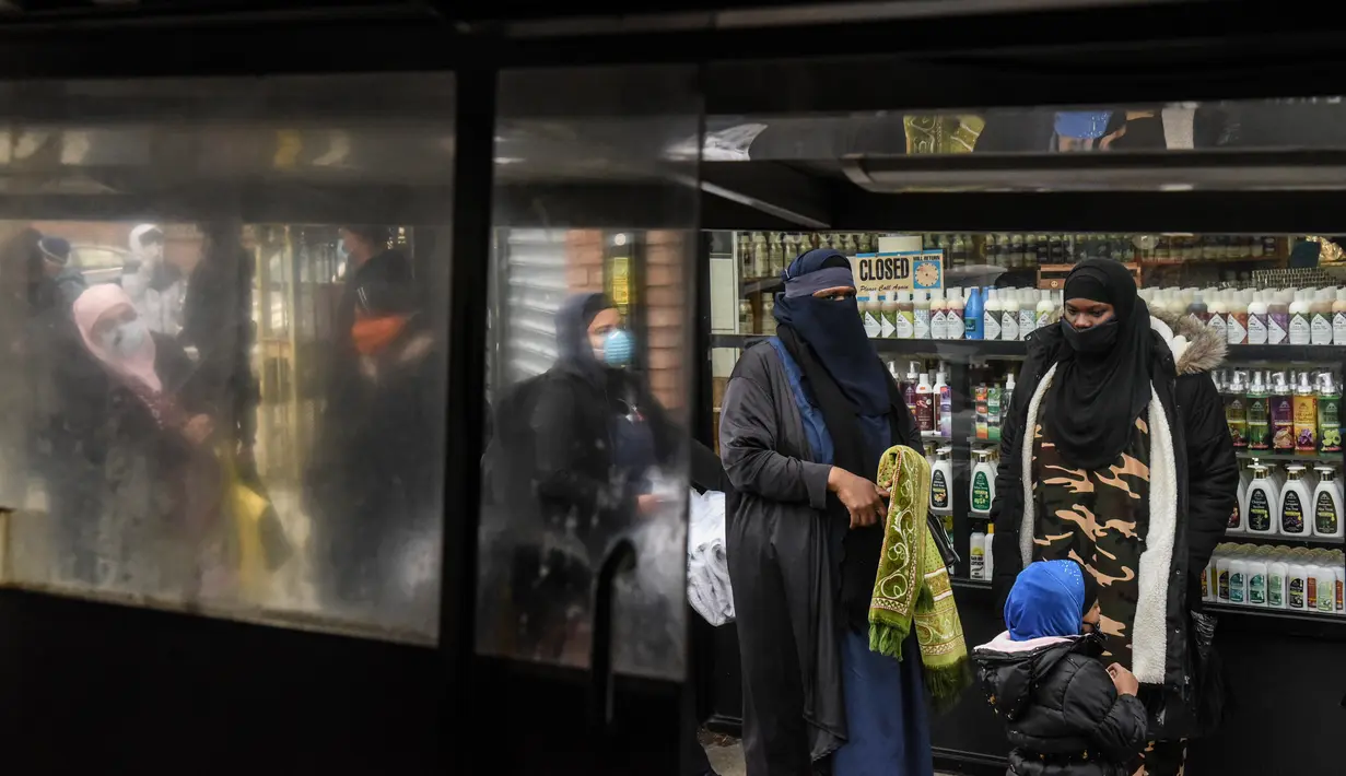 Orang-orang mengantre makan Halal gratis untuk Iftar selama bulan suci Ramadan di depan Masjid Taqwa, Brooklyn, New York (14/5/2020). Acara ini untuk menghormati ibu Wakil Advokat Publik Kashif Hussain meninggal karena COVID-19 pada 7 April 2020. (Stephanie Keith/Getty Images/AFP)