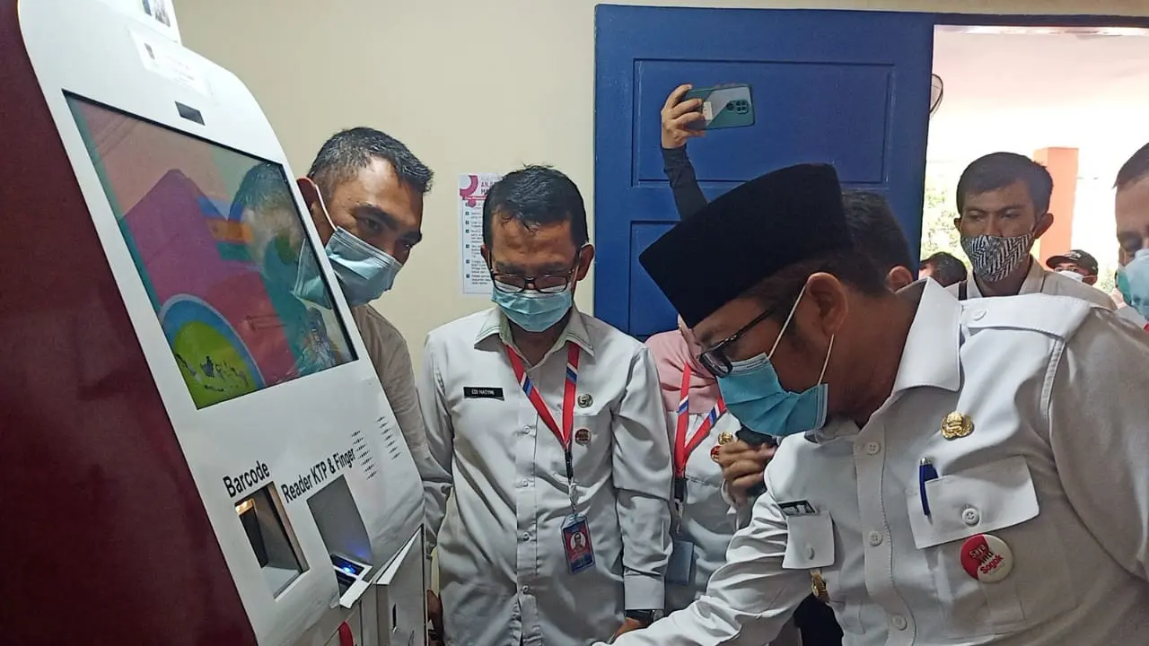 Wakil Wali Kota meluncurkan mesin ADm untuk mempermudah masyarakat mengurus dokumen kependudukan. (Liputan6.com/ Dok Pemko Padang)