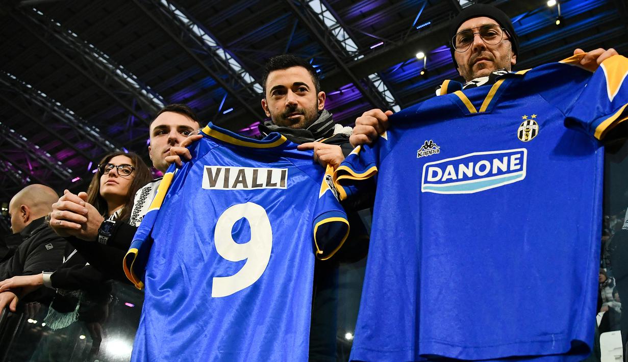 Seorang fans membentangkan jersey Juventus bernomor punggung 9 yang menjadi ikon Gianluca Vialli saat membela Si Nyonya Tua. Ginaluca Vialli didatangkan Juventus pada awal musim 1992/1993 setelah tampil apik bersama Sampdoriaa yang dibelanya selama 8 musim. Bersama Juventus Vialli bertahan selama 4 musim mulai 1992/1993 hingga 1995/1996. (AFP/Isabella Bonotto)