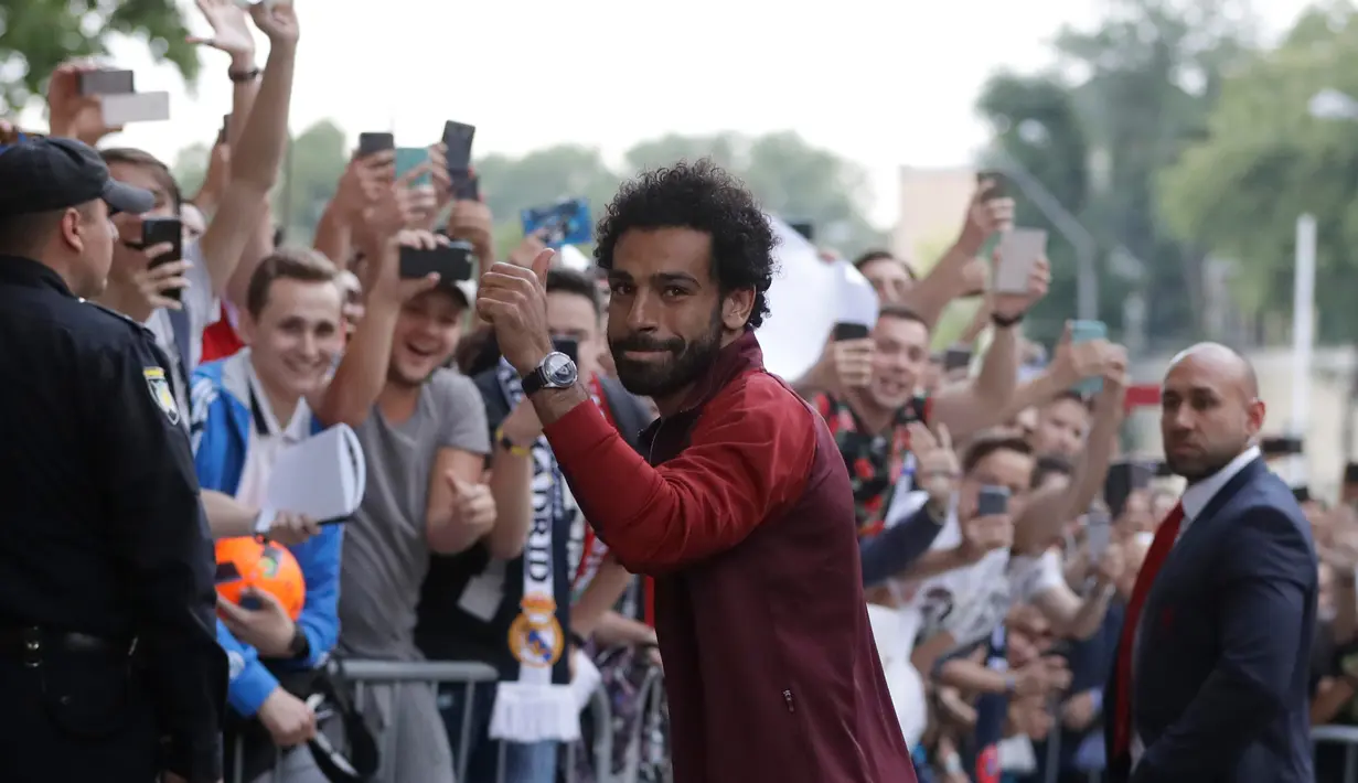 Gelandang Liverpool Mohamed Salah disambut para suporter saat timnya tiba di hotel tim di Kiev, Ukraina, (24/5). Liverpool akan bertanding melawan Real Madrid di Final Liga Champions pada 26 Mei di stadion Olympiyski di Kiev. (AP Photo/Sergei Grits)