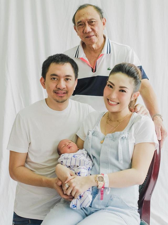 6 Potret Kedekatan Ayu Dewi dan Ayahnya yang Jarang Terekspos