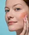 Tampilan makeup yang terlihat halus dan natural kini semakin digemari (Sumber: Pexels.com)