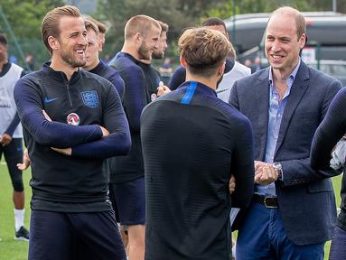 Pangerang William berdiskusi saat menunjungi latihan Timnas Inggris di West Riding County FA, Leeds, Kamis (7/6/2018). Kedatangan ini untuk memberikan support jelang Piala Dunia 2018 Rusia. (AFP/Charlotte Graham)